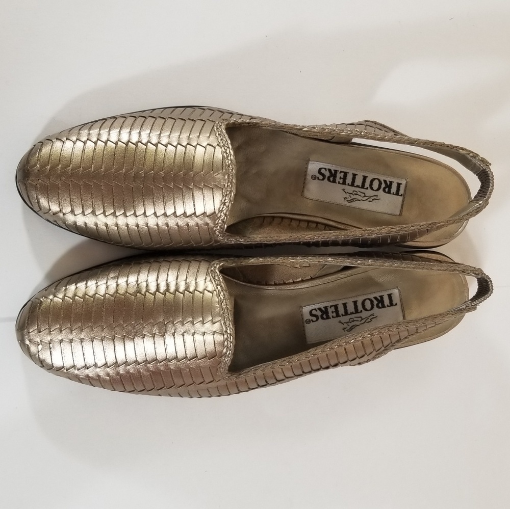 Trotters Women Slip On Gold Shoes Size 7N